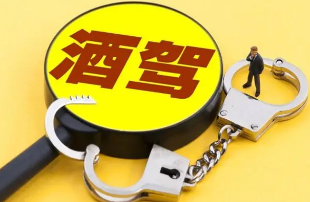 酒駕讓無駕照的女友來頂包……鄭州交警：罰！